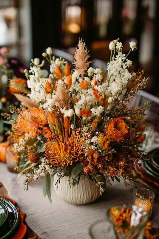 Dried flowers mixed with fresh blooms Dried flowers mixed with fresh blooms